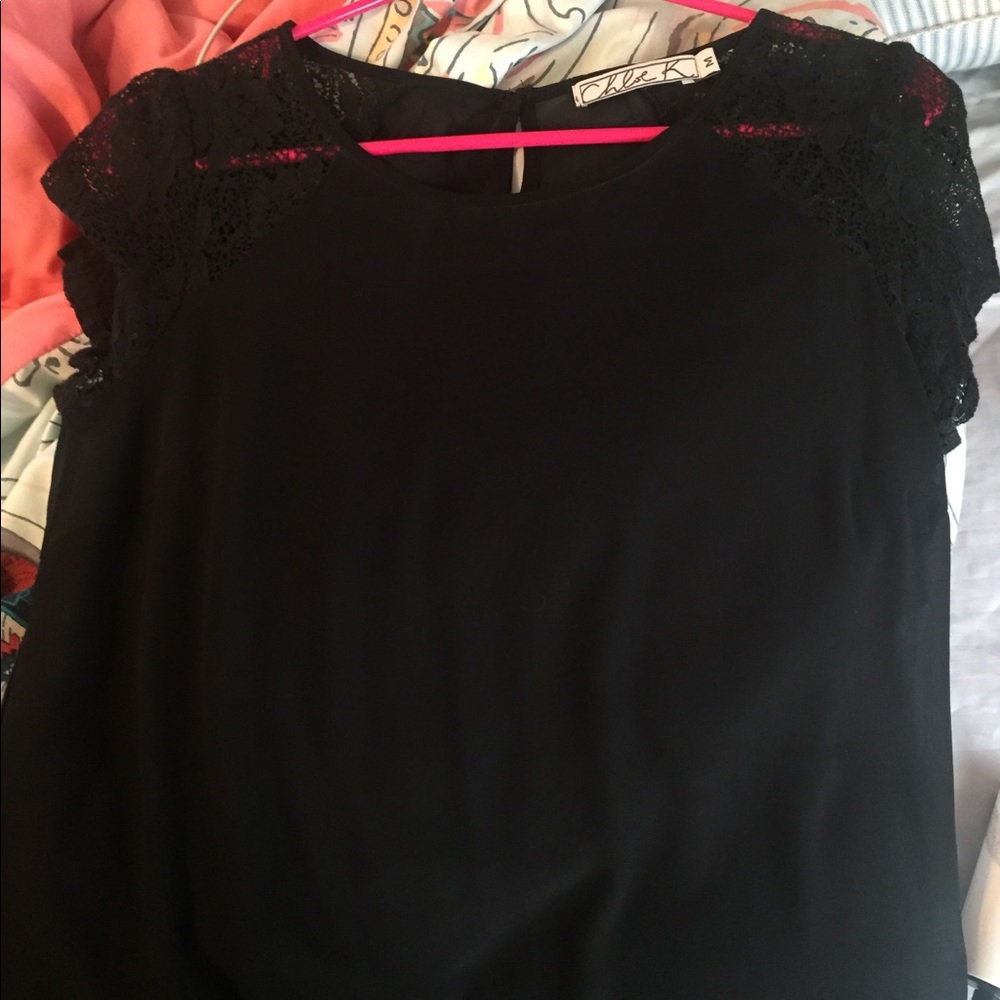 SUPER cute Chloe K top